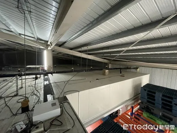 ▲一名外包商工人從二樓摔落,被困在牆壁夾縫當中 。(圖/記者吳奕靖翻攝)