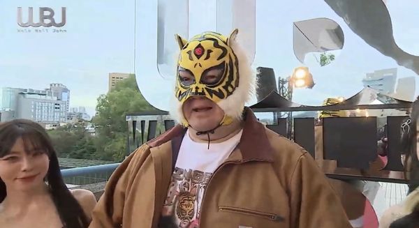 ▲▼中指通和火辣直播主赤鬼伯伯、妲妲咬果凍赤同走上星光。(圖/翻攝自YouTube/直播走鐘獎頒獎典禮 Walk Bell John Awards)