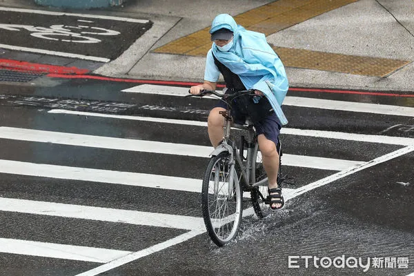 ▲▼康芮颱風暴風圈籠罩台灣,今日全台皆放颱風假,北市街頭午後風雨漸強。天氣,行人,路人,雷雨,大雨,大雷雨,下雨,雨天,豪大雨,午後雷陣雨,梅雨,降雨,氣象,豪雨,西南氣流,颱風外圍環流,滯留鋒面,撐傘,雨傘,陰雨綿綿,潮濕,濕度,熱對流,天氣配圖。(圖/記者李毓康攝)