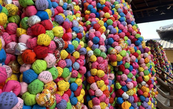 ▲▼京都穿和服拍美照一定會來的神社,京都東山大黑山金剛寺,八坂庚申堂與五顏六色的くくり猿的願望猴牆。(圖/CJ夫人提供)