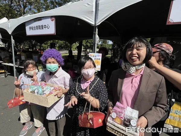 ▲伊甸身障學員于庭(右一),裝扮美麗展露自信笑容。(圖/記者林東良翻攝,下同)