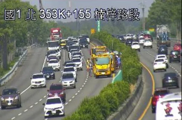 ▲國一南下楠梓段發生6車追撞。(圖/翻攝自1968)