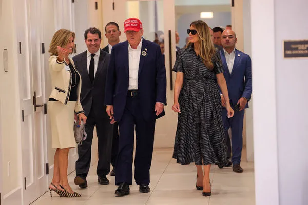 ▲▼2024年美國總統大選,川普與妻子梅蘭妮已在佛羅里達州投票。(圖/路透)