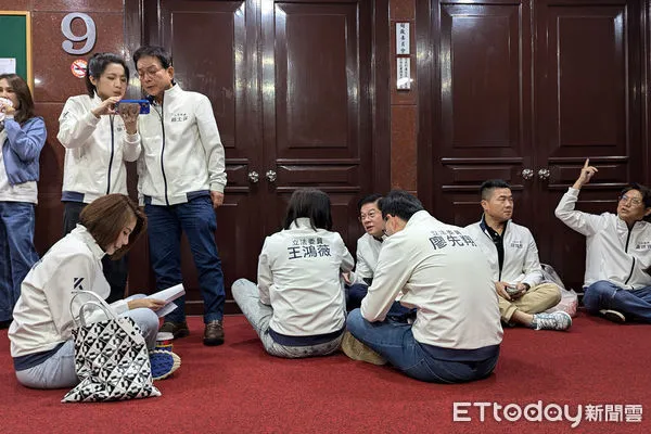 ▲國民黨立委聚集財政委員會大禮堂門口。(圖/記者林敬旻攝)