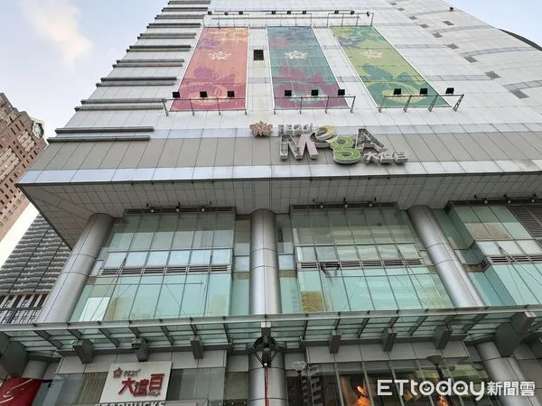 ▲▼高雄大遠百外牆卡空拍機。(圖/記者吳世龍攝)