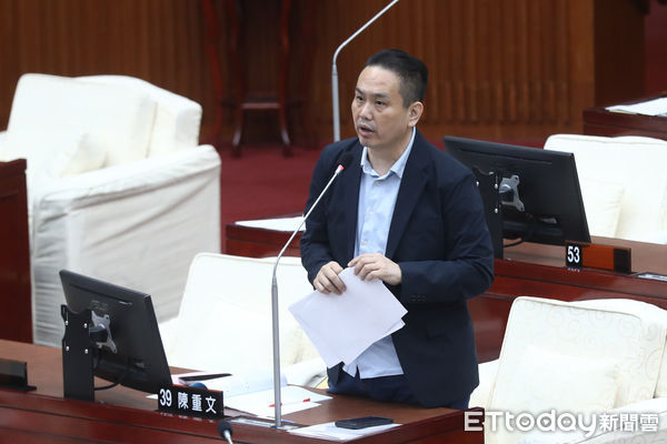 ▲市議員陳重文質詢。(圖/記者林敬旻攝)