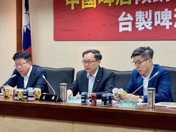 ▲▼民進黨立委郭國文、徐富癸、鍾佳濱召開「中國啤酒傾銷攻台,台製啤酒剉咧等?」記者會。(圖/立委徐富癸辦公室提供)