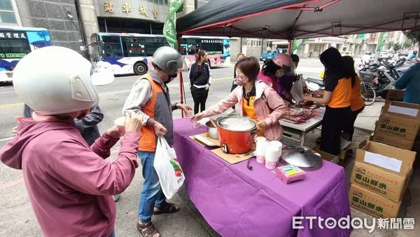 ▲▼ 宜蘭雪山米首度跨海金門展售 600包民眾搶買 。(圖/記者林名揚翻攝)