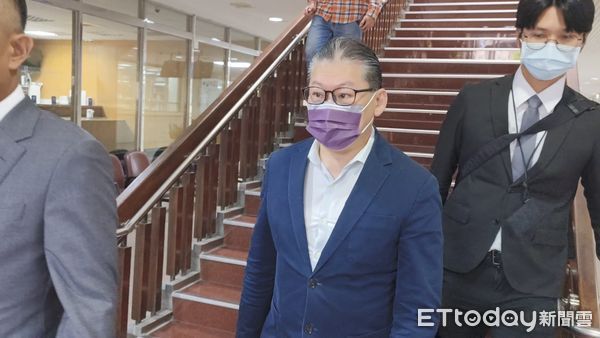 ▲▼宏泰集團負責人林鴻南(戴眼鏡與紫色口罩)被妻子王婉玲指控強取3000萬元珠寶,11日首度到台北地院出庭不認罪。(圖/記者黃哲民攝)