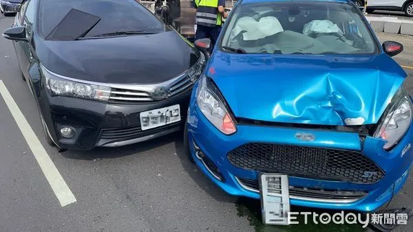 ▲▼高雄左營「4車連環撞」車禍!釀4人送醫 現場慘況曝。(圖/記者吳世龍翻攝)