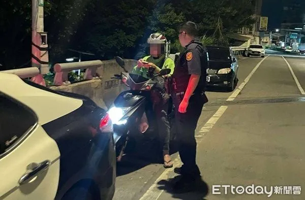 ▲林姓男子騎車違規左轉遭警攔查。(圖/大園警分局提供)