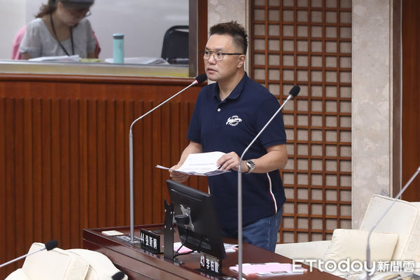 ▲市議員張斯綱質詢。(圖/記者林敬旻攝)
