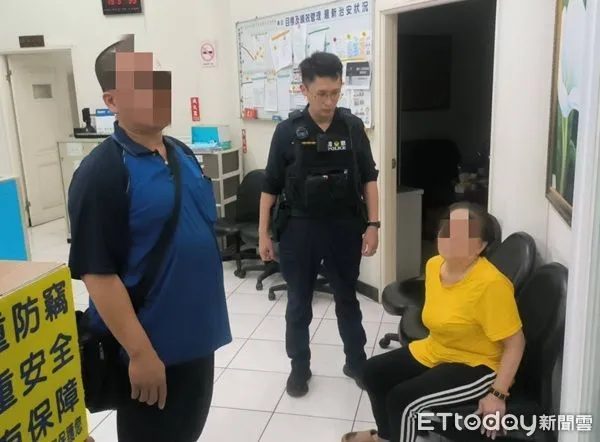 ▲警方巡邏發現路倒婦人帶返警所。(圖/大園警分局提供)