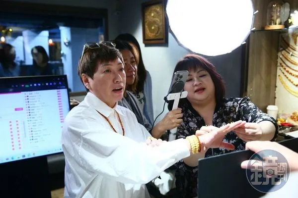 琥珀臧吉董事長劉香秀經營品牌成功,除了一路上夠拚,為人爽朗海派她,也帶領出向心力極強的團隊。