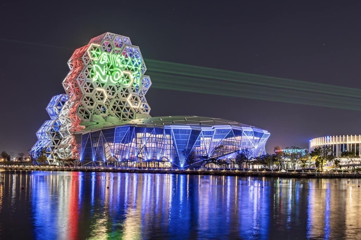 ▲高雄流行音樂中心限時3天點亮紅藍白三色燈。(圖/記者許宥孺翻攝)