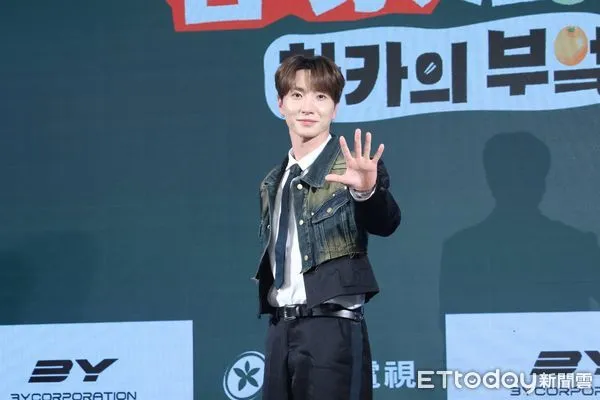 ▲▼ ▲利特、李元日、温昇豪、江宏傑、 Judy主持實境節目《廚師的迫降:客家廚房》。(圖/讀者提供)