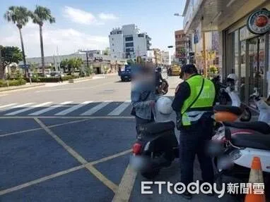 ▲屏東縣政府警察局2日起加強取締闖紅燈勤務 。(圖/記者陳崑福翻攝)