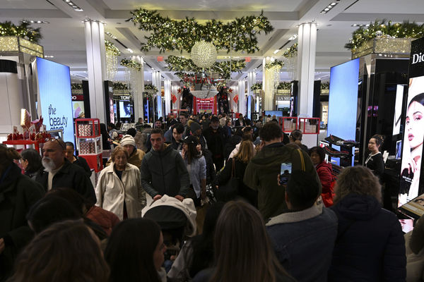 ▲▼美國迎來感恩節隔天的「黑色星期五」購物熱潮,紐約一間百貨公司擠滿人潮。(圖/達志影像/美聯社)