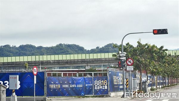 ▲▼ 台中房市,建案廣告,廣告招牌,房市廣告,帆布 。(圖/記者陳筱惠攝)