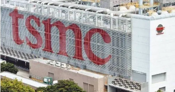 一名就讀台大碩士班剛畢業的新鮮網友卻發現,身邊頂大的學長姐們卻寧願選擇得加班的一線IC公司,卻沒多少人選擇相對來說環境、薪水、工時較優的台積電IT工作,讓他對此感到十分不解。(圖/報系資料照)