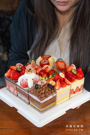 ▲▼薇庭烘焙是鳳山很有人氣的甜點店,擁有西餐和烘焙金牌經歷的雙主廚推出草莓九格拼圖蛋糕,提供9種指定口味的超美甜點杯組合。(圖/部落客虎麗笑嗨嗨授權提供,勿擅自翻攝)