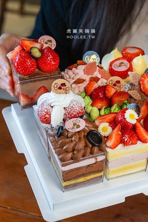 ▲▼薇庭烘焙是鳳山很有人氣的甜點店,擁有西餐和烘焙金牌經歷的雙主廚推出草莓九格拼圖蛋糕,提供9種指定口味的超美甜點杯組合。(圖/部落客虎麗笑嗨嗨授權提供,勿擅自翻攝)