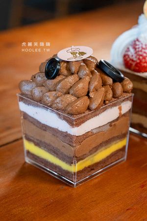 ▲▼薇庭烘焙是鳳山很有人氣的甜點店,擁有西餐和烘焙金牌經歷的雙主廚推出草莓九格拼圖蛋糕,提供9種指定口味的超美甜點杯組合。(圖/部落客虎麗笑嗨嗨授權提供,勿擅自翻攝)