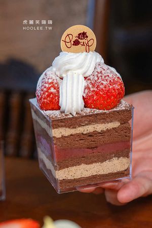 ▲▼薇庭烘焙是鳳山很有人氣的甜點店,擁有西餐和烘焙金牌經歷的雙主廚推出草莓九格拼圖蛋糕,提供9種指定口味的超美甜點杯組合。(圖/部落客虎麗笑嗨嗨授權提供,勿擅自翻攝)