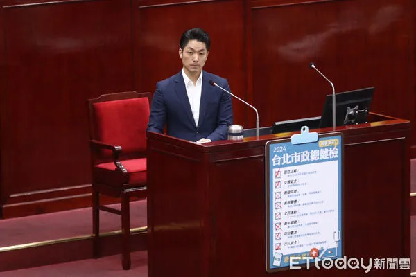 ▲台北市民眾黨團體檢市長蔣萬安政績「急需治療」。(圖/記者林敬旻攝)