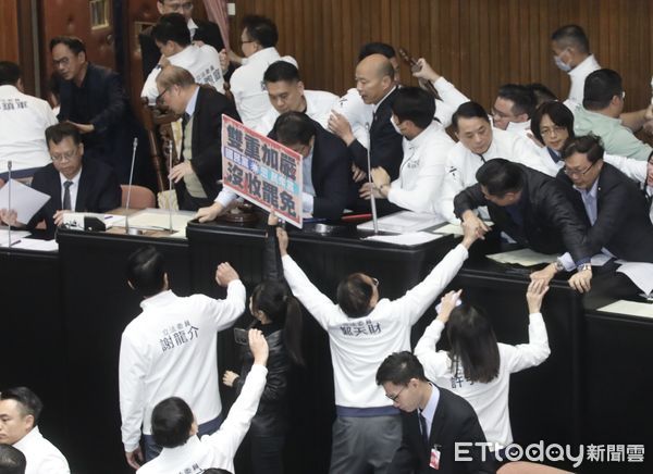 ▲▼立法院院會 國民黨提議變更議程 韓國瑜處理時 鍾佳濱衝主席台 造成朝野在主席台衝突。(圖/記者屠惠剛攝)