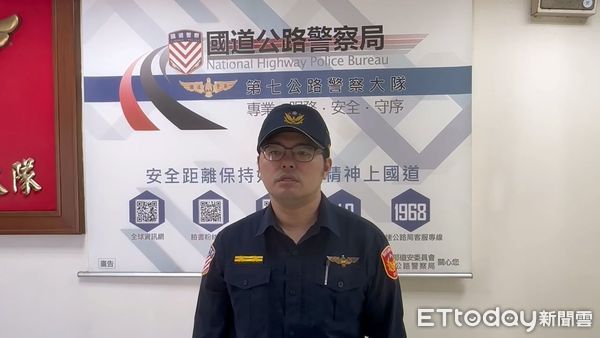 ▲▼ 遇到塑膠袋飄來掛在後照鏡上 。(圖/記者唐詠絮翻攝)