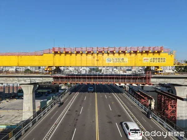 ▲▼ 嘉義市北興陸橋上方鐵路高架橋合攏連結完成象徵都市縫合 。(圖/嘉義市政府提供)