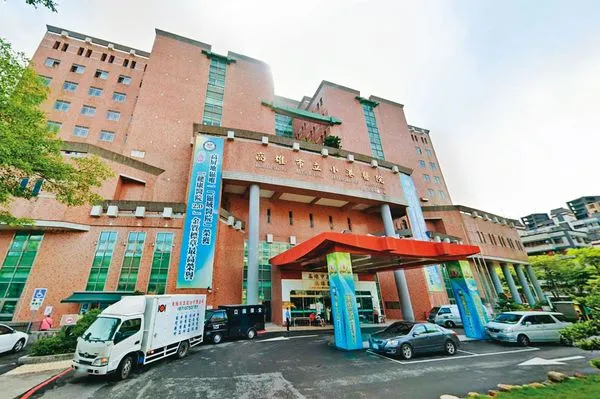 小港醫院(圖)隸屬高雄市立醫院體系,2018年起委託高醫大董事會經營,肩負南高雄急重症醫療與照顧弱勢重責。(翻攝Google Maps)