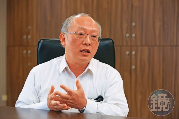 高雄市衛生局去函拔官小港醫院副院長馮明珠不到12小時,又由局長黃志中(圖)署名發函撤回拔官公文。