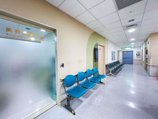 高雄市衛生局日前開罰小港醫院,並指該院積極推廣美容醫學中心,有悖於市立醫院照顧弱勢及急重症醫療照護的初衷,遭該院反駁指與事實有落差。(翻攝小港醫院網站)