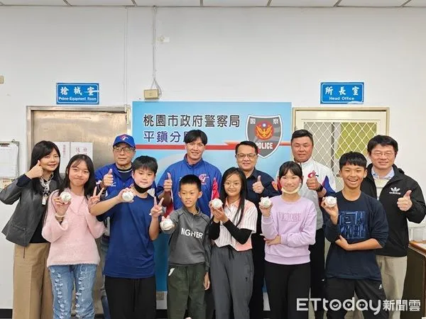 ▲世界棒球12強賽金牌國手林立擔任宣導大使,以「強棒出擊、詐騙出局」。(圖/平鎮警分局提供)