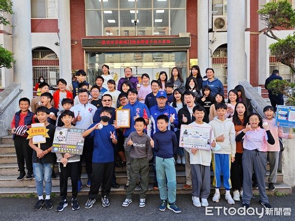 ▲並邀請鄰近南勢國小學童一起參與反詐騙,從校園紮根讓同學們能將學到反詐知識。(圖/平鎮警分局提供)