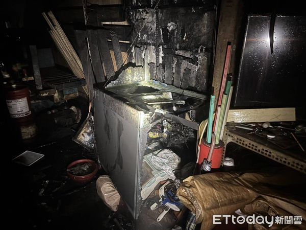 ▲▼台南東區樹林街住宅火警,2人送醫。(圖/記者林東良翻攝)