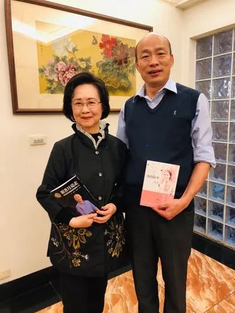 ▲瓊瑤與韓國瑜。(圖/翻攝自Facebook/瓊瑤)