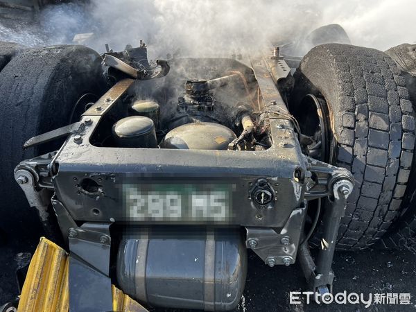 ▲台南市官田區台84線26.7公里處砂石車自撞翻覆起火。(圖/記者林東良翻攝,下同)