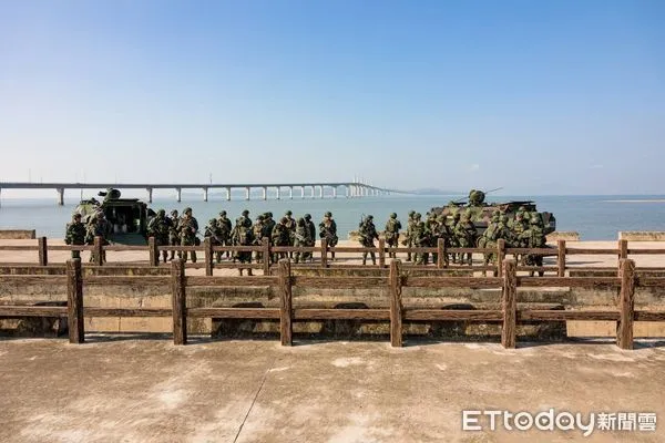 ▲▼ 金門民眾在軍用機場、金門大旗橋目擊軍人、裝甲車集結,引發戰爭擔憂。(圖/記者林名揚翻攝,下同)