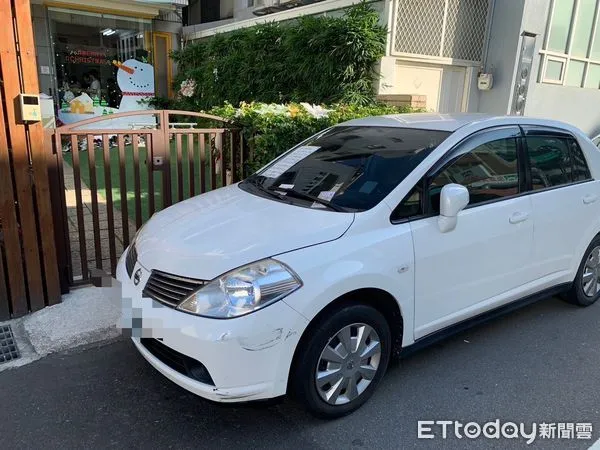 ▲路霸掛中市議會停車證,轎車成大型路霸擋安親班門口一周…GG了 。(圖/民眾提供)
