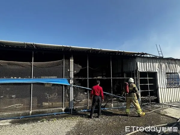 ▲台南市後壁區新東里1處養鴨場倉庫,12日下午發生火警,消防人員接駁水線延伸進火場全力射水搶救。(圖/民眾提供,下同)