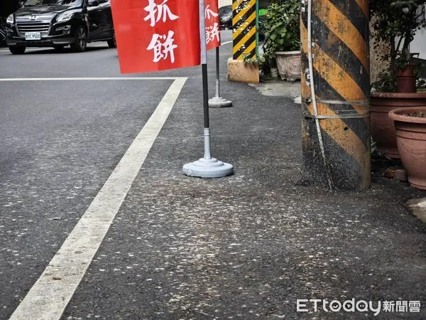 ▲潮州鎮建基路段地面鳥大便,公所出動清潔人員清洗 。(圖/潮州鎮公所提供)