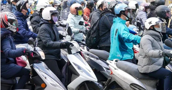 一名女網友近日在網路上發文,指出自己給男友爸載,因為天氣冷將手放進男友爸的外套口袋保暖,被男友媽看見後遭罵不要臉。(示意圖/報系資料照)