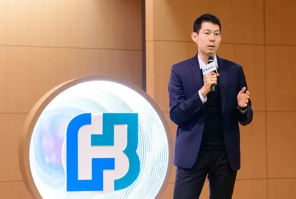 ▲▼富邦金控創新科技處處長蔡承道16日出席富邦金控首屆生成式AI黑客松決賽,並於致詞中指出,希望把黑客松當作大型的驗測場,讓對AI有興趣、期待的內部同仁能有機會「玩真的」。(圖/業者提供)