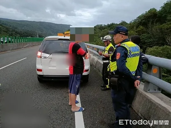 ▲民眾車輛爆胎警方協助排除。(圖/記者楊漢聲翻攝)