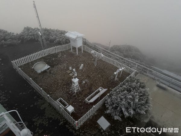 ▲▼玉山氣象站今晨出現霧淞以及雨淞,變成銀白世界 。(圖/氣象署提供)