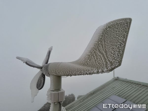 ▲▼玉山氣象站今晨出現霧淞以及雨淞,變成銀白世界 。(圖/氣象署提供)