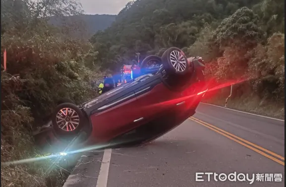 ▲台九線448公里自小客車翻覆 。(圖/記者陳崑福翻攝)